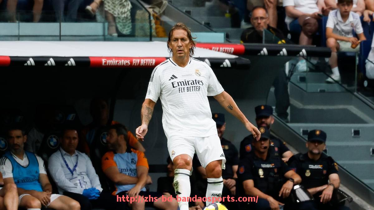 半岛体育-法甲守门员最精彩的经典扑救瞬间回顾